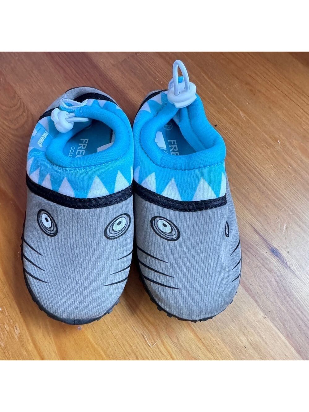 Fresko shark water shoes size 7